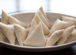 Chef Horecana Ready-to-Fry Samosas – Perfectly Folded, Crispy & Convenient